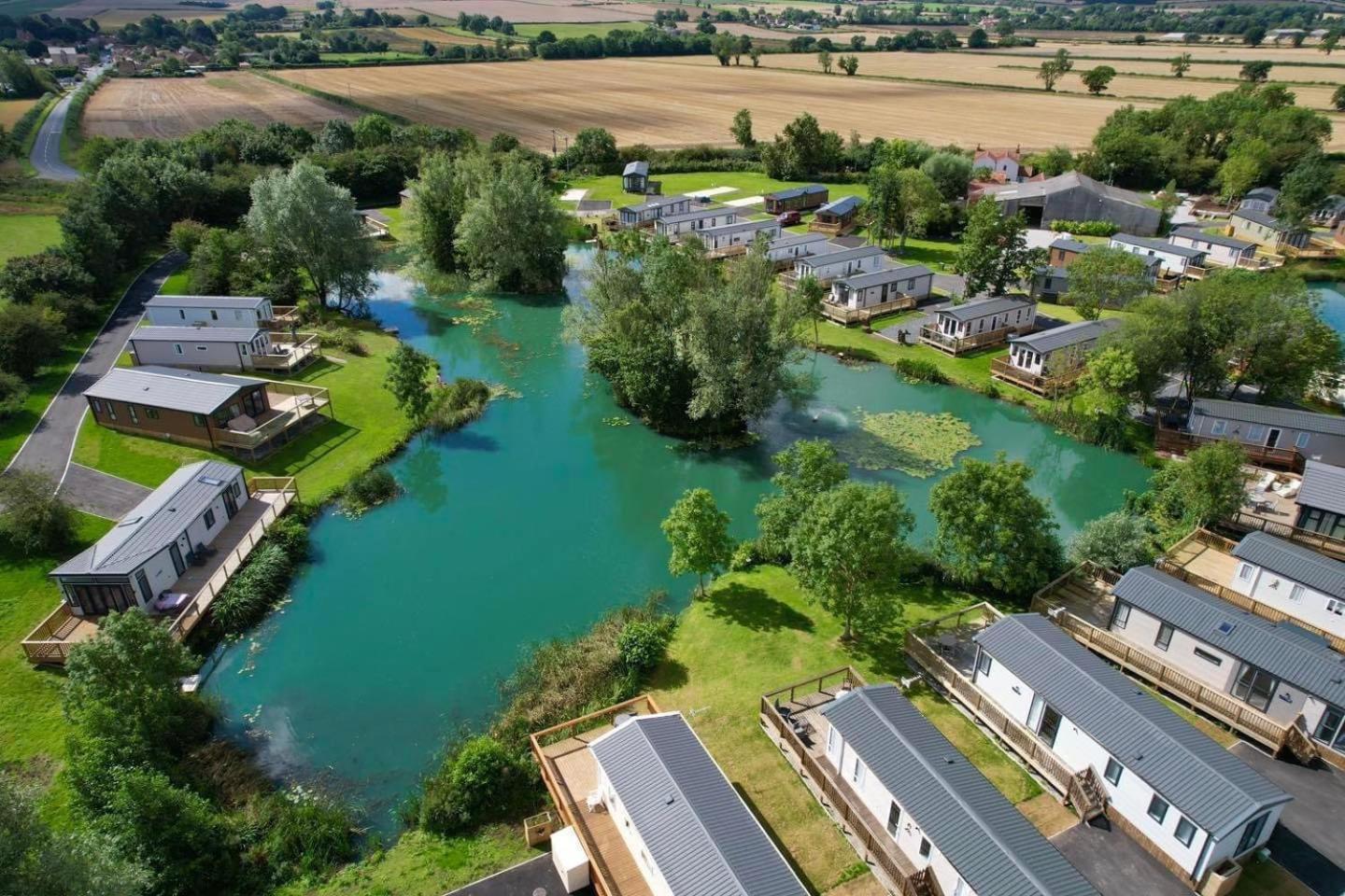 Hot Tub Lodge - York - Fishing Lakes - Free Parking - 5 Star Country Park - 5 Little Habton Extérieur photo